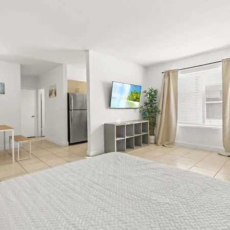 Beachside Apt Miami 4 Guests